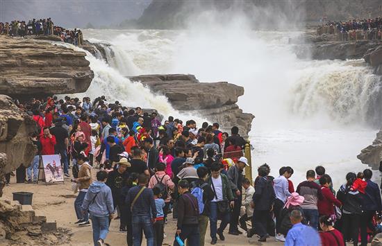 游人在位于陕西宜川县的黄河壶口瀑布景区游览。 新华社资料图